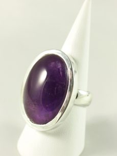 Amethyst Ring, 17, 2 gramm, ovaler großer stein, dunkle farbe