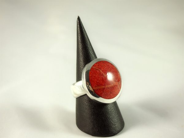 Schaumkoralle Ring, 16, 8 gramm, kräftiges rot, runder stein, glatt poliert,