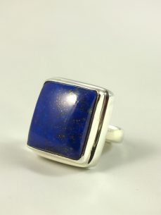 Lapis Lazuli Ring, 20 gramm, starkes blau, massive fassung, quadratisch,