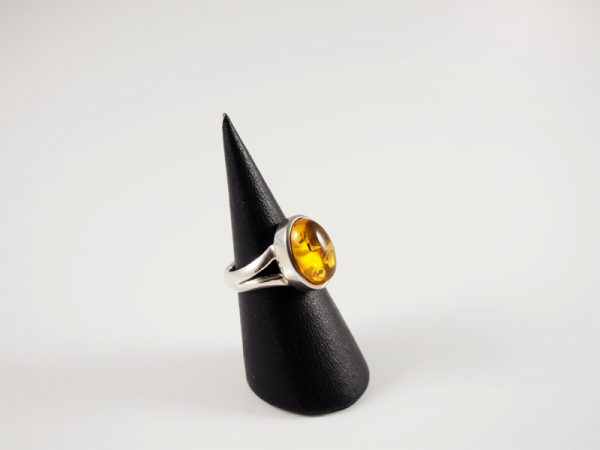Bernstein Ring, 7,4 gramm, geteilter Schiene, zarter, ovaler, hellgelber stein