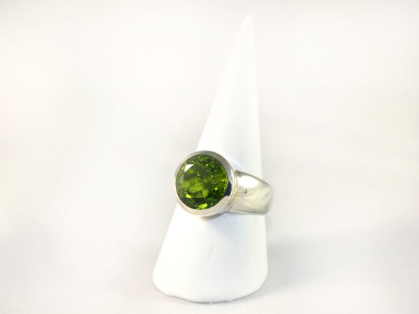 Peridot- Olivin Ring, 10,1 gramm, sattes grün, facettiert, rund