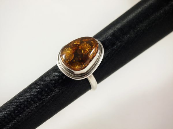Bernstein Ring, 8 gramm, hoher sitz, runde form, dunkler farbton