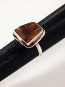Bernstein Ring, 5,8 gramm, dunkle farbe, dunkles harz, rechteckige form