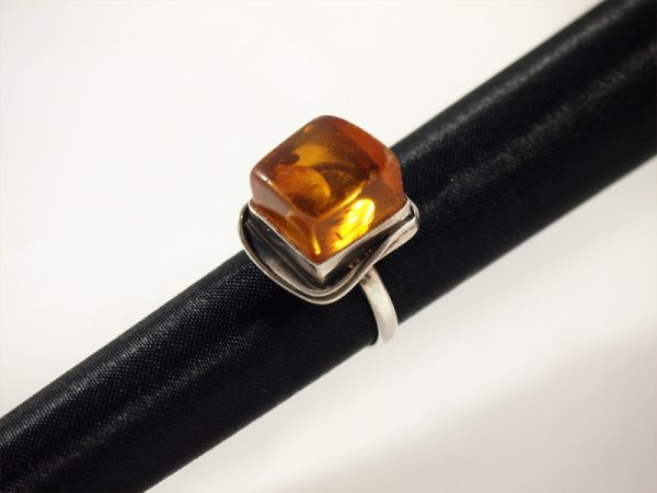 Bernstein Ring, 7,3 gramm, quatratisch, hoher stein, zilesiert