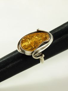 Bernstein Ring, 9 gramm, helles gelb, ovale form, verspieltes design