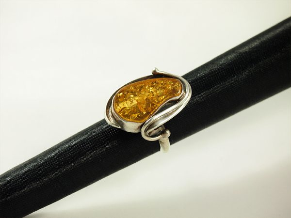 Bernstein Ring, 9 gramm, helles gelb, ovale form, verspieltes design